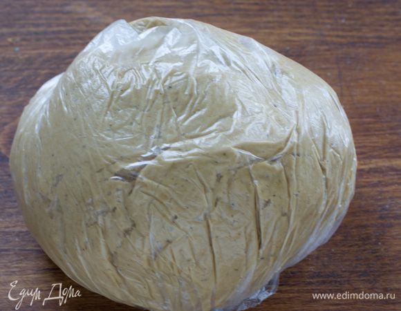 Добавляем к этой массе муку со специями и еще раз вымешиваем при помощи миксера. Тесто получается мягким и липким. Пусть вас это не пугает. Заверните его в пленку и положите в холодильник или морозильную камеру на час-полтора. После этой процедуры с тестом будет работать очень легко.