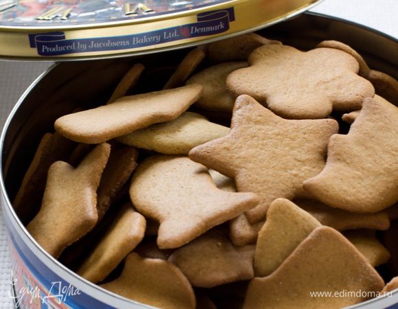 Я 4 раза ставила противень в духовку, получилось ОЧЕНЬ много печенья, около 80 штук! Целая жестяная коробка! Вот такая! Да, кстати, если до выпечки трубочкой от коктейля проколоть дырочки в печеньях, то, продев в них ленточки, можно украсить новогоднюю елку. А можно положить печеньки в красивую коробочку и подарить друзьям. Теперь главное - сохранить хоть немного до Нового Года и Рождества, печенья исчезают катастрофически быстро! С наступающим вас, девушки!