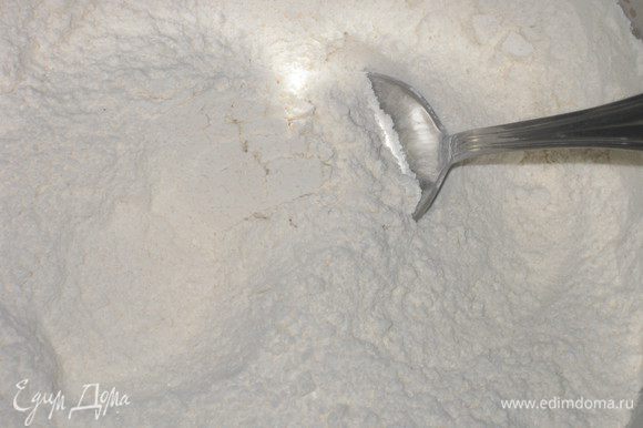 Муку, сахар, соль, разрыхлитель смешать в большой емкости.