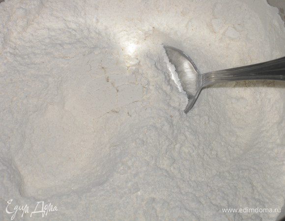 Муку, сахар, соль, разрыхлитель смешать в большой емкости.