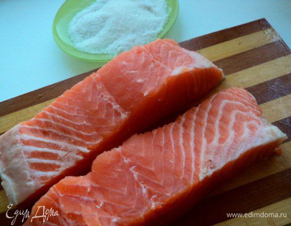 Филе промыть водкой, промокнуть салфеткой излишки влаги. Соль смешать с сахаром.