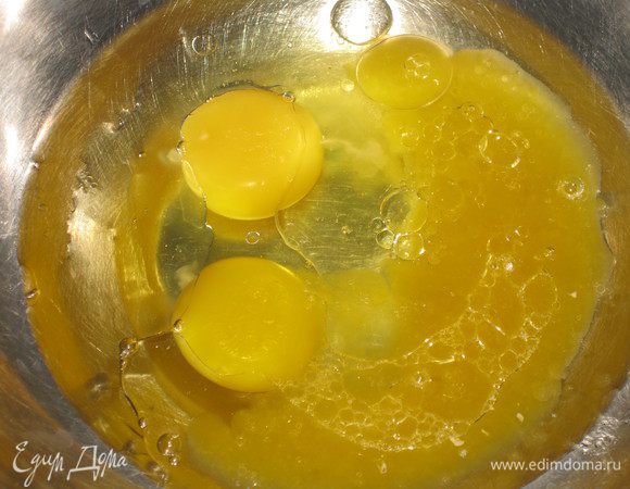 В другой емкости смешать яйца, апельсиновый сок, растительное масло и ванильный сахар. Вылить полученную жидкую смесь в емкость с сухой смесью.