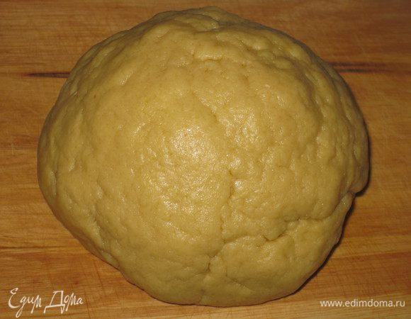 Вымесить упругое тесто. Если оно получится слишком крутым или крошкообразным, добавьте немного апельсинового сока или растительного масла. Если слишком мягким и липким, то - муки. Затем уберите тесто на 1 час в холодильник.