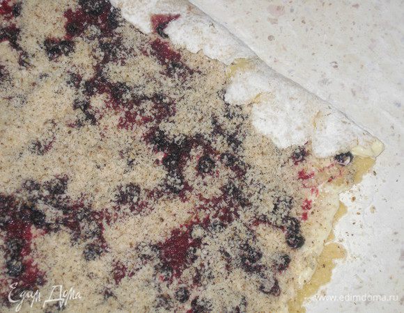 Загибаем немного левый и правый край, чтобы придать боковым булочкам опрятный вид.