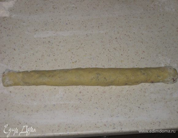 Аккуратно сворачиваем тесто в колбаску и делим порционно. Из одной колбаски получается 10 - 12 булочек. Застилаем противень бумагой для выпечки и выкладываем наши булочки. Посыпаем сверху сахаром и корицей по вкусу.