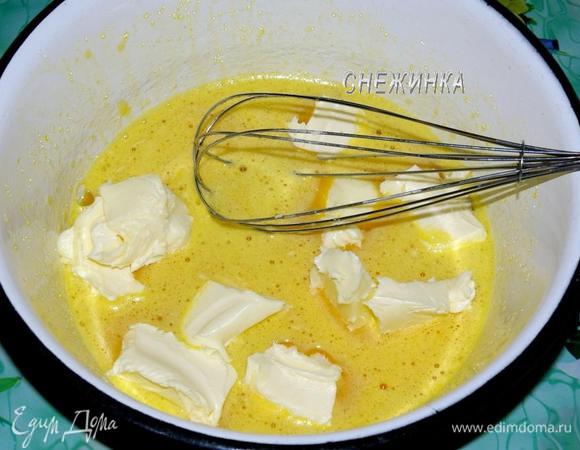 Яйца с сахаром и солью взбейте венчиком. Добавьте размягченное при комнатной температуре сливочное масло кусочками. Хорошо разотрите.