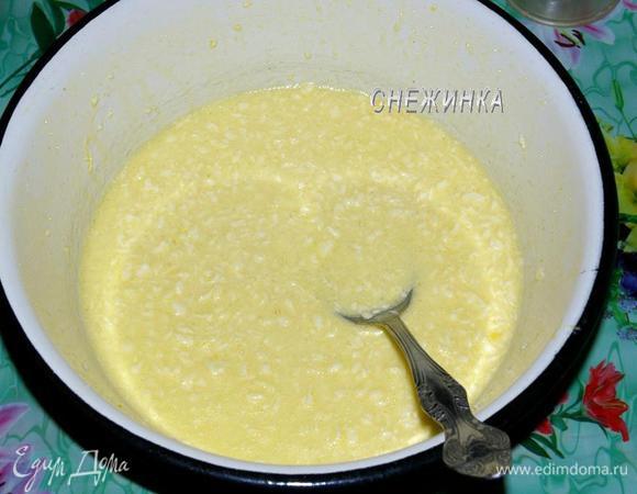 Влейте молоко, перемешайте.