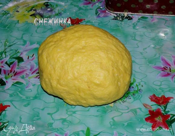 Всыпьте муку и соду. Вымешайте тесто до эластичного состояния. Уберите в прохладное место на 15–20 минут.