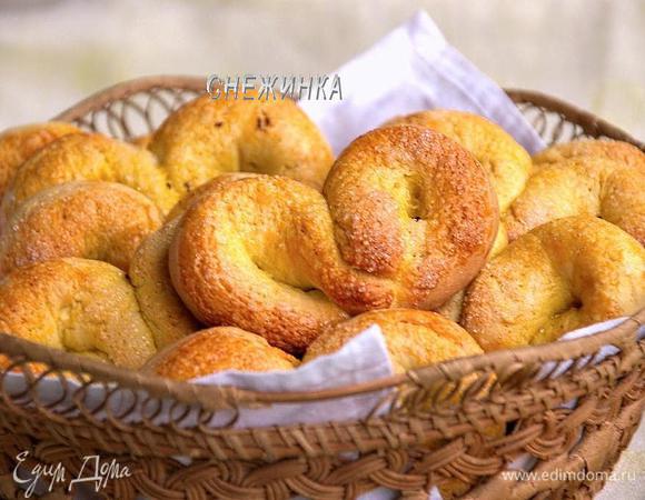 Готовые крендели снимите с противня, накройте полотенцем и дайте им полностью остыть.