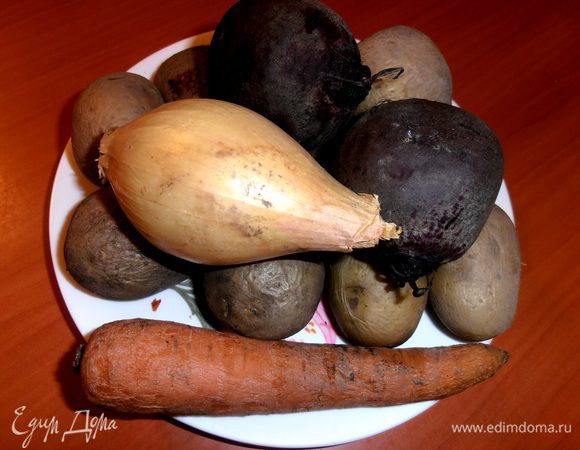 Картофель,морковь и свеклу отвариваем и остужаем...