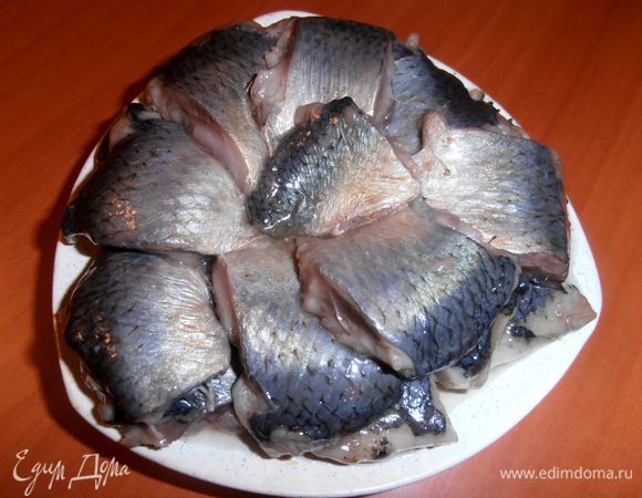 Сельдь очищаем и нарезаем на кусочки.