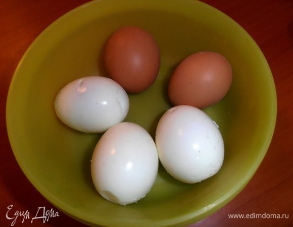 Яйца отвариваем,остужаем.