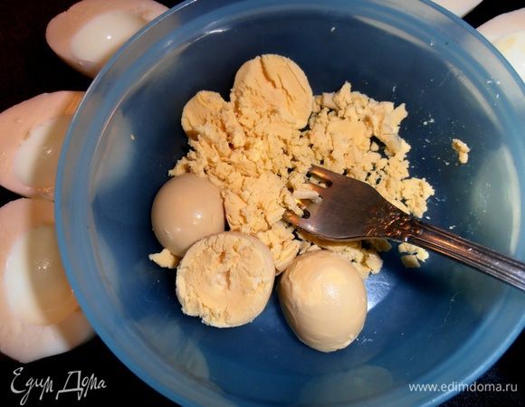 Желтки вытряхиваем в мисочку...
