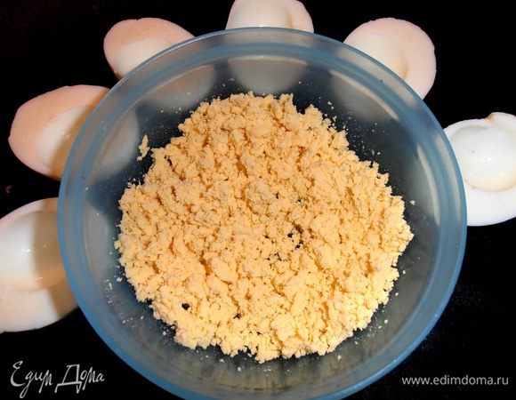 ...и разминаем вилкой.