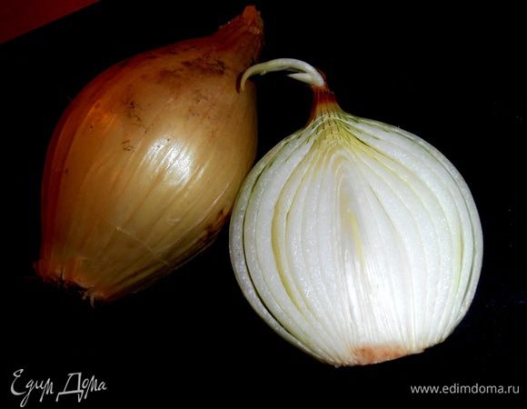 Лук я покупаю для салатов специально"сладкий",он как правило крупный и немного вытянутой формы.