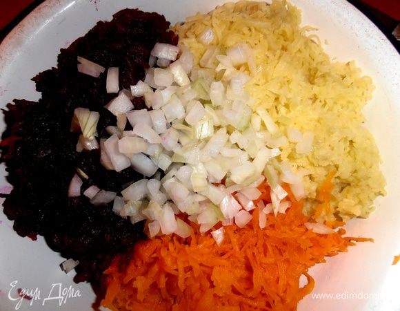 Мелко нарезаем(дело вкуса,я сначала немного добавила) и отправляем к овощам.