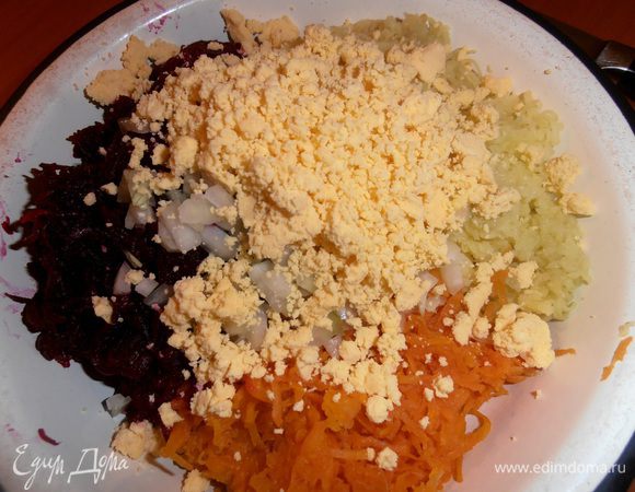 Высыпаем желтки,оставив немного для украшения.