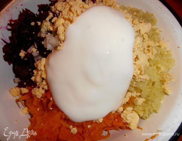 Майонез-Ваш любимый...Если не хватает соли,то можно слегка присолить,но имейте ввиду,что сверху будет сельдь!