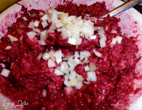 Перемешиваем...Я добавила ещё лучка...