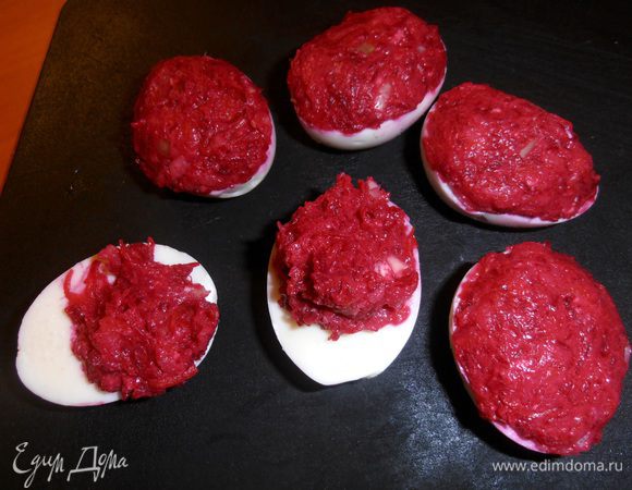 Наполняем начинкой приготовленные белки...Начинка осталась,но я не стала все сразу яйца наполнять,оставлю на завтра.