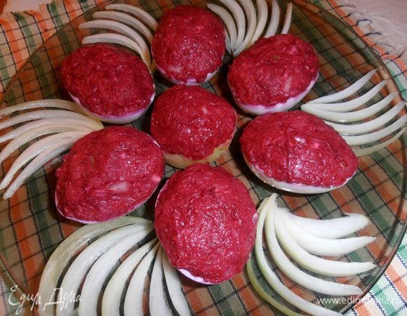 Выкладываем на блюдо и украшаем веером из лука.