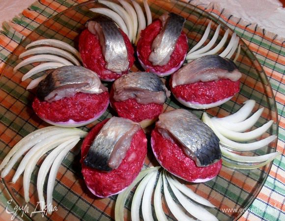 Сверху кладём кусочки рыбки.