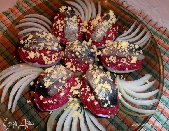 И присыпаем оставшимся желточком.