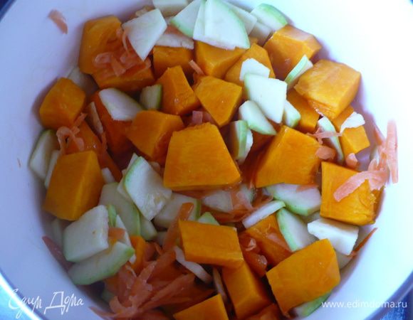 В сотейнике распустить сливочное масло и оливковое. Очищенные и порезанные небольшими кубиками  тыкву и цукини  положить в сотейник и обжаривать минут 5, помешивая. Туда же сразу бросить тертую морковь. Дольку чеснока раздавить ножом и добавить к овощам. 
Обжариваем до вкусного аромата чесночка..но не зажариваем его сильно. Как только слегка чеснок зазолотится добавить горящей воды, так чтобы только овощи покрыло, больше не надо. Доводим овощи до мягкости под крышкой на среднем огне. 
