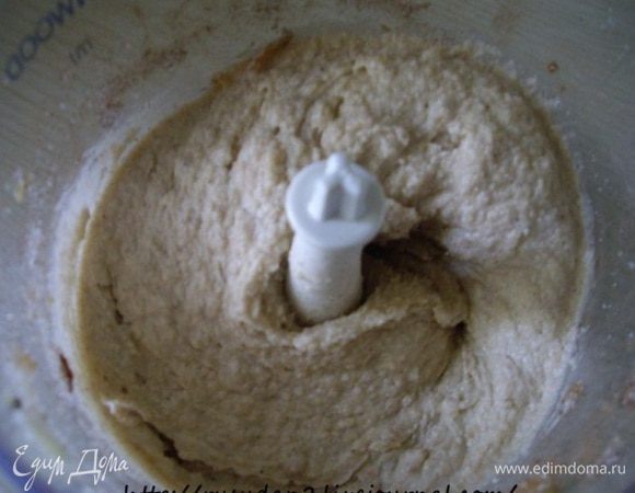 Вода в рецепте от 80-1120 г!!! Изюм измельчила в блендере, и получилось очень липкое пюре. Затем в чашу блендера положила сахар, маргарин, корицу, ваниль, перемешала до однородности. Получилась вот такое тесто. Переложила это тесто в чашку миксера. Хлопья овсяные перемолола в муку. Воду вскипятила, всыпала соль и охладила до 70-90C. Всыпала в работающий миксер овсяную муку и сразу влила остывшую воду. Добавить пшеничную муку, гашеную соду и патоку. Вымешиваем тесто до однородности, но не более 6 минут по ГОСТу. Тесто на ощупь мягкое, податливое, жирное и теплое. Немного крошится, не эластичное. Тесто раскатываем в пласт, но не тоненький, а почти сантиметр толщиной (9-11 мм). И вырезать печенье. Я думаю, можно отщипывать кусочки и скатывать шарики, затем их немного приплюснуть)