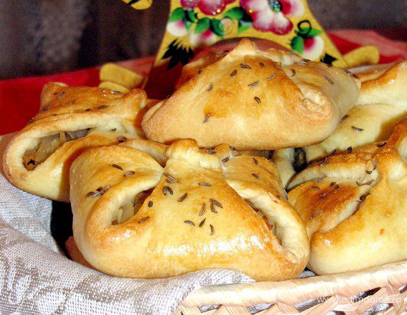 Смазать слегка взбитым яйцом, посыпать тмином и выпекать 25 минут при 180 градусах до зарумянивания.
