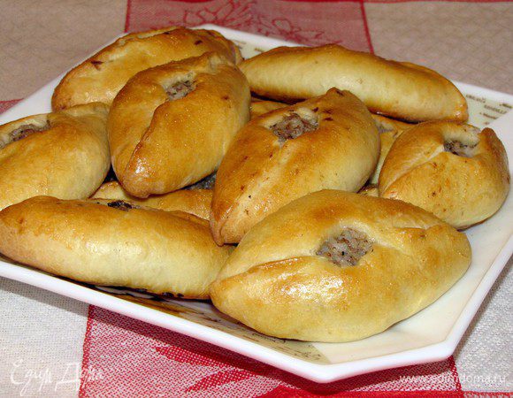 Наверное я положила много начинки, у меня осталась почти половина теста, из которого я приготовила расстегаи с сайрой и рисом.
