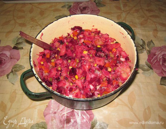  Делаем наш российский любимый винегрет
картошку свеклу морковь отвариваем  по отдельности и даем остыть
затем в кастрюлю режем лук и обливаем растительным маслом/кто какое любим рафинированное или деревенское с запахом масла/ потом последовательно кладем капусту
картошку огурцы морковь свеклу /режем мелко/ 
горошек кукурузу все заправляем растительным маслом перемешиваем винегрет готов

