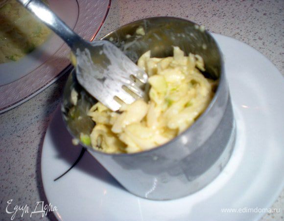 Сыр натереть на крупной терке, соединить с сельдереем. Добавить майонез, перемешать. Все, салат готов!!