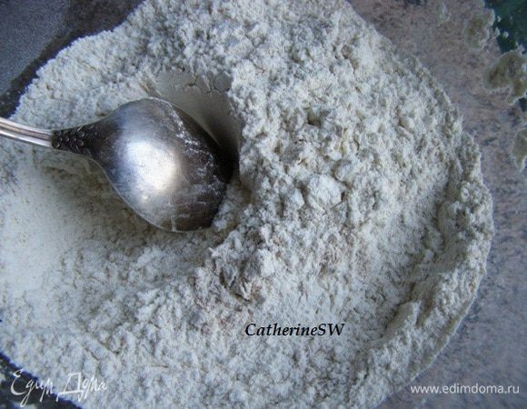 Просеем в миску всю муку, разрыхлитель, соду, соль. Перемешаем