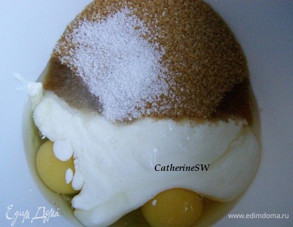 В другой миске соединим яйца, йогурт, сахар, масло, ванильный сахар