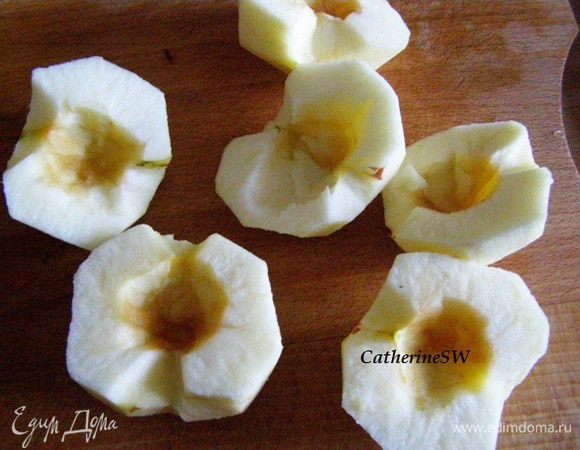 Яблоки очистим от кожицы и семян