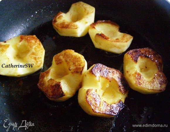 На среднем огне на масле обжарим яблоки с двух сторон до яркого колера