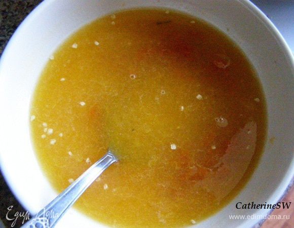 Смешаем в миске апельсиновый, лимонный сок и абрикосовый конфитюр