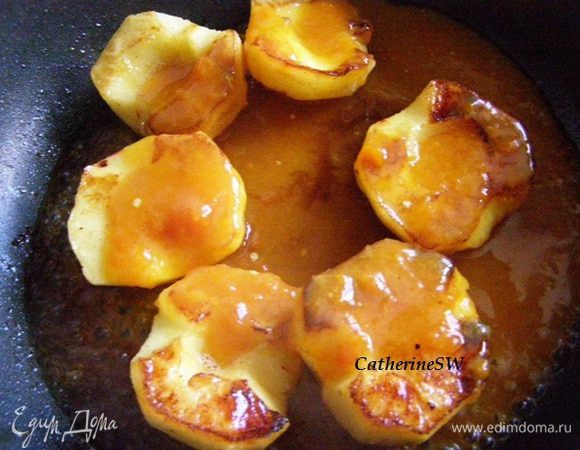 Выльем на яблоки апельсиново-абрикосовую смесь, дадим смеси омыть яблоки