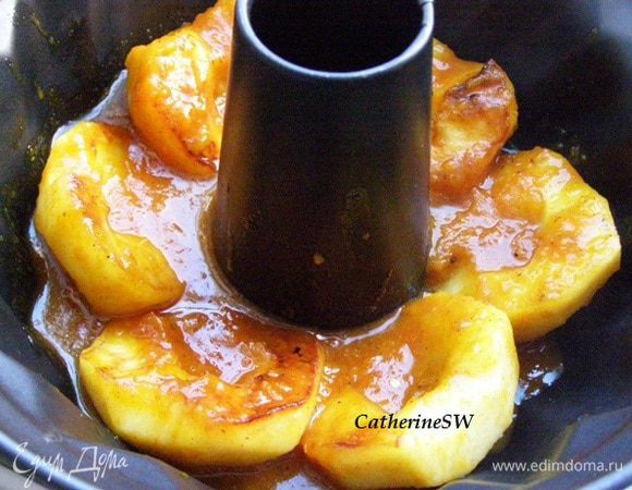 Выложим яблоки вместе с фруктовым соком в смазанную маслом форму