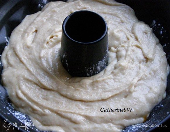 Соединим со смесью муки с разрыхлителем. Смесь выложим на яблоки