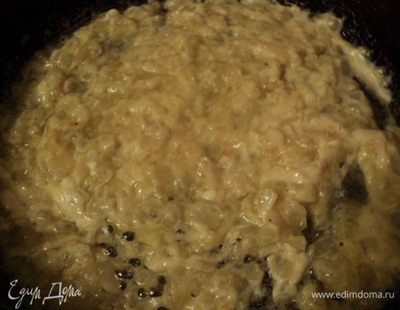 Свинину и говядину перемолоть на мясорубке, грецкие орехи измельчить в блендере. Лук и чеснок мелко порезать и припустить на растительном масле до мягкости.
Добавить к луку муку, пассеровать до 1-2 мин., добавить сливки  и, постоянно помешивая, довести соус до загустения.
