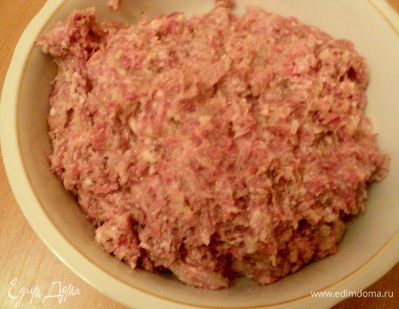 В фарш добавить соус, молотые орехи, тимьян, соль и перец по вкусу, коньяк и яйцо, хорошо перемешать и отбить до однородной массы.
