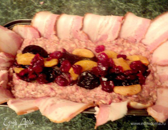 Выложить посередине сухофрукты.