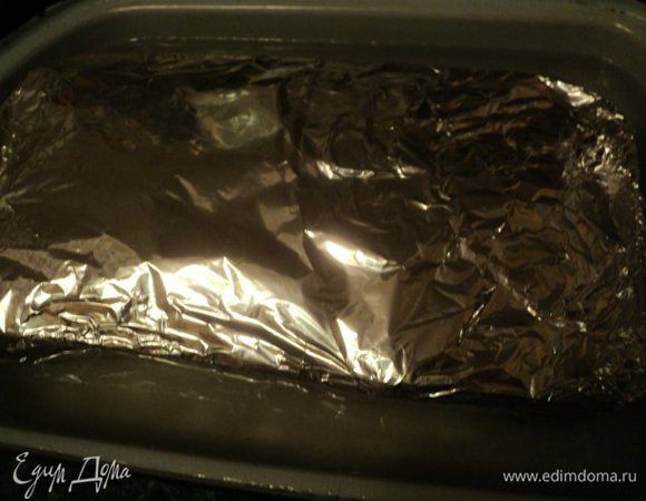 Форму плотно завернуть в два слоя фольги. Форму с террином поставить в другую форму (большего размера), в которую налить воды на высоту более ½ высоты формы с террином. Запекать на водяной бане в духовке при температуре 180 градусов 1 час 40 мин.