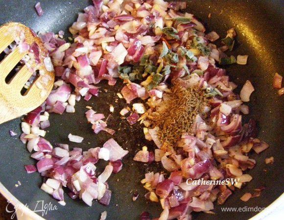 На масле на среднем огне обжарим чеснок, перец и лук пока лук и чеснок не станут мягкими. Добавим порезанный лист шалфея и тмин. Еще немного обжарим.