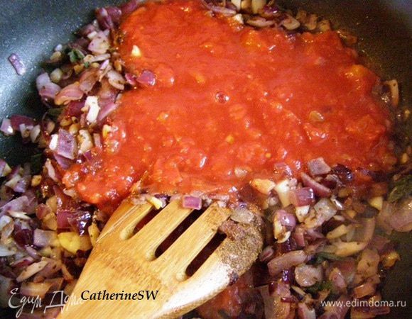  Добавим томаты, проварим соус минуты три, посолим.