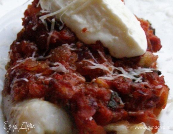 Для соуса-крема смешаем вместе творожный сливочный сыр, йогурт и тертый пармезан. Украсим блюдо.