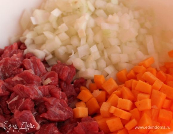 Для фарша мелко нарезать мясо, лук и тыкву. Мясо и лук берем в пропорции 1/1. тыквы примерно 1/4...