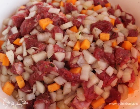 Фарш перемешать, добавить соль, перец, специи...